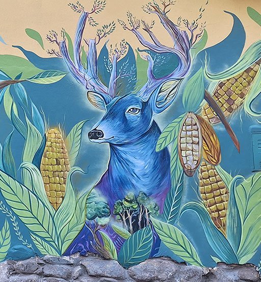 Mural del Venado Azul con mazorcas de maíz y cacao